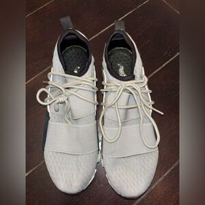 Women’s gray athletic Sneakers shoes lace travel sport outdoor neutral cozy cute